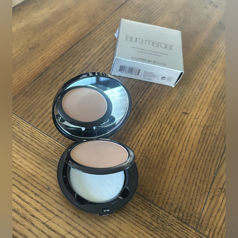 Laura Mercier smooth finish foundation powder Number 13 - Picture 2 of 5